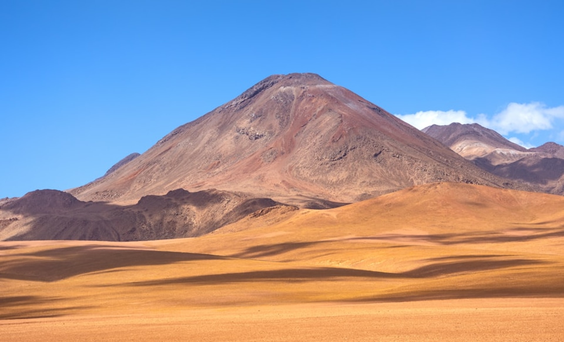 Paisagem árida do Deserto do Atacama com montanhas ao fundo no Chile