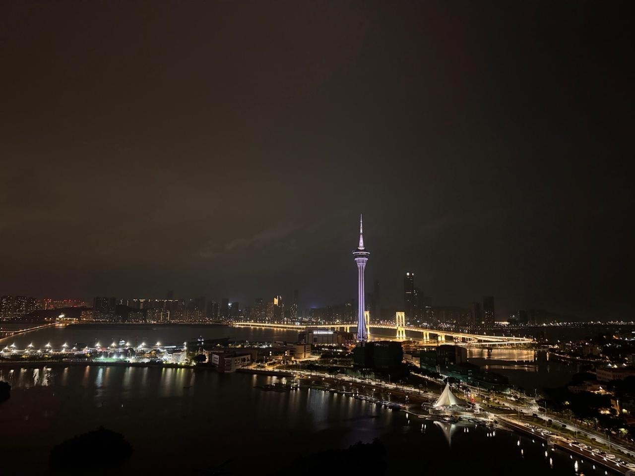 Skyline de Macau à noite com a Torre de Macau iluminada