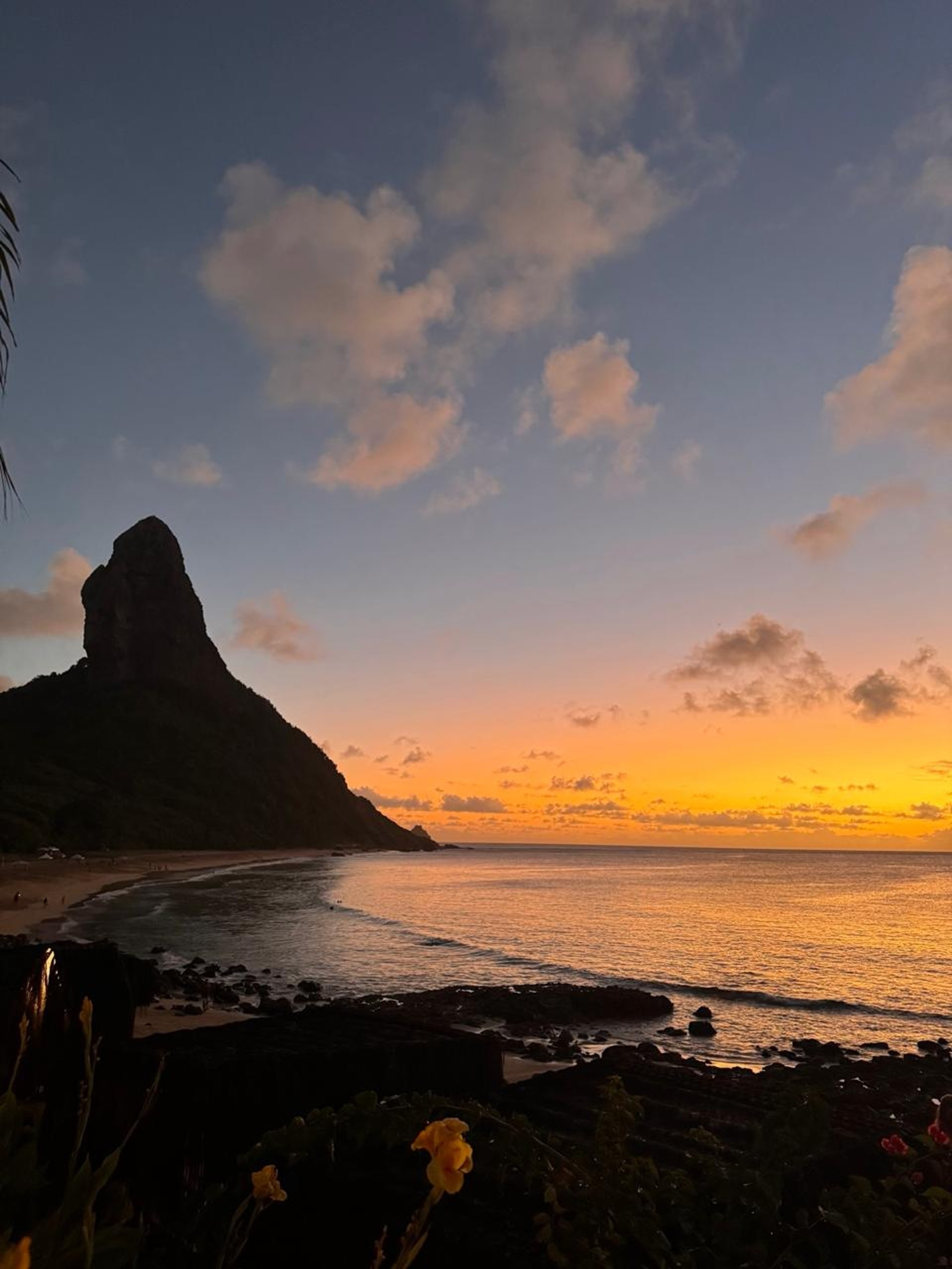 Pôr do sol com Morro do Pico ao fundo em Fernando de Noronha